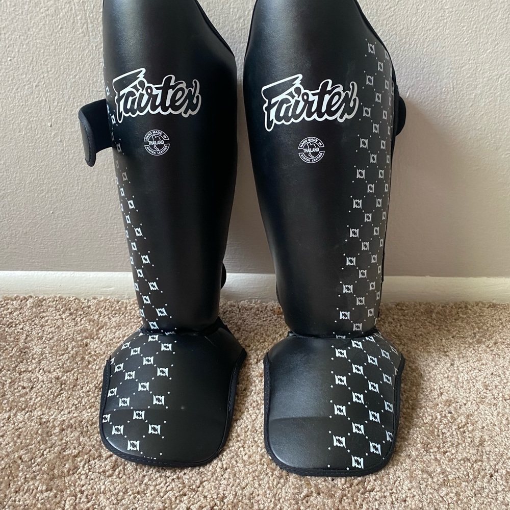Fairtex shin guards Large